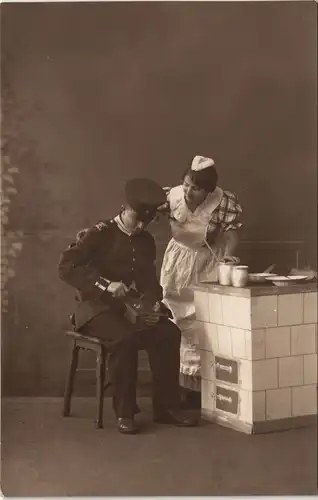 Ansichtskarte  Soldat mit Kaffeemühle, Köchin Atelierfoto Militaria 1915