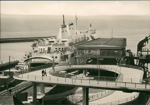 Ansichtskarte Sassnitz Fährbahnhof und Motorschiff Saßnitz 1966