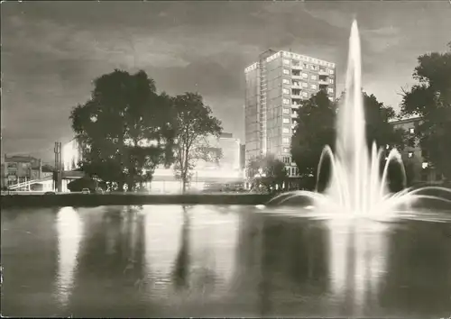 Ansichtskarte Suhl Centrum Warenhaus, Hochhaus, Fontaine bei Nacht 1976