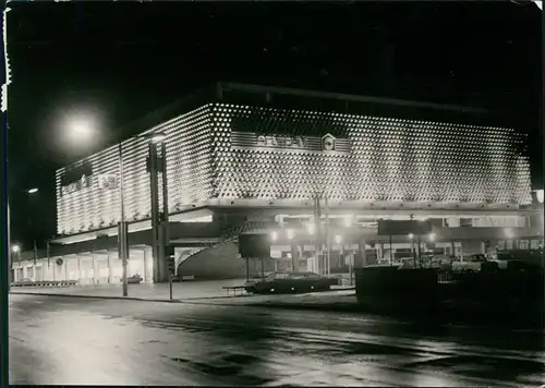 Foto Ansichtskarte  Suhl Centrum Warenhaus bei Nacht - Foto AK 1975