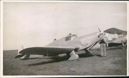 Ansichtskarte  Flugzeug Airplane Avion Propellerflugzeug auf Rollbahn 1940