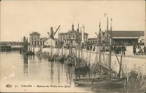 CPA Calais Bateaux de Pêche et les Quais 1922