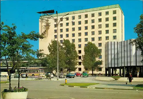 Wolfsburg Rathaus (Gebäude-Ansicht), Bus Autos u.a. VW Käfer 1972