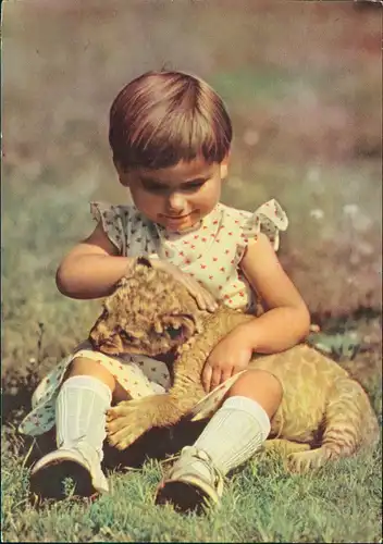 Menschen/Soziales Leben - Kinder Mädchen spielt mit Tiger Baby 1963
