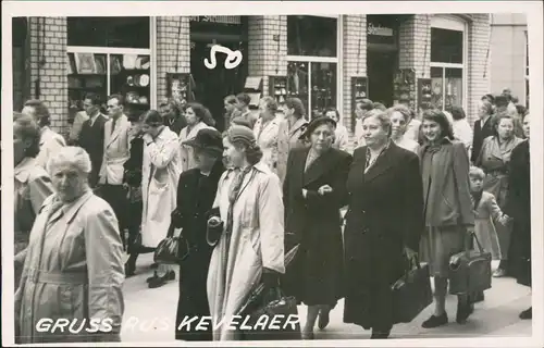 Ansichtskarte Kevelaer Menschenmassen laufen an Geschäft vorbei 1950