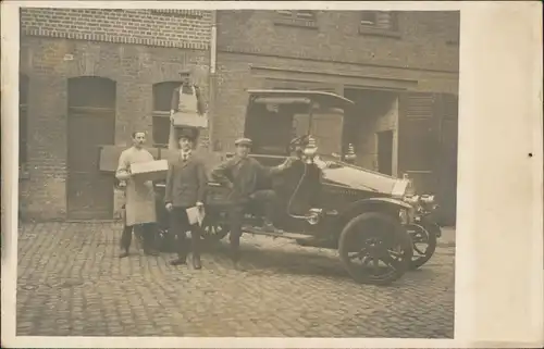 Männer vor altem Auto Car Transporter beim verladen 1912 Privatfoto