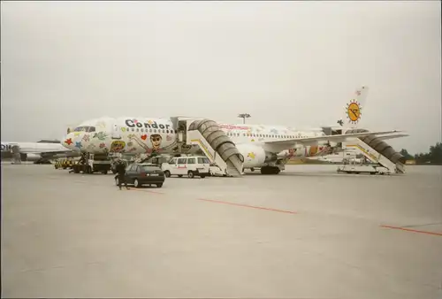 Klotzsche-Dresden Flughafen Flugzeug Condor mit Sonderbemalung 1996 Privatfoto