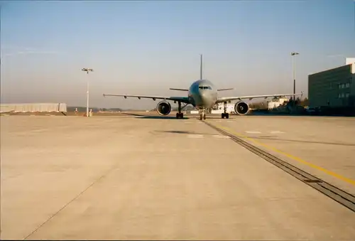 Flugzeug Airplane Avion auf dem Rollfeld Frontalansicht 2003 Privatfoto Foto