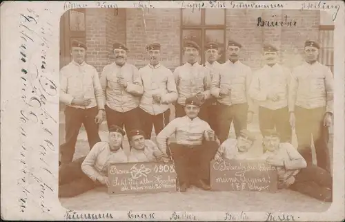 Ansichtskarte Berlin Soldaten vor Backsteinhaus 1908 Privatfoto