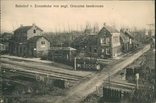 Postkaart Zonnebeke Straßenpartie, Bahnhof von Granaten zerstört 1915