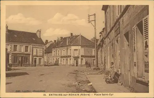 CPA Entrains-sur-Nohain Nièvre - Place Saint-Cyr, Coiffeur 1928
