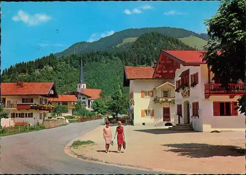 Oberwössen (Chiemgau) Ortsansicht Dorf-Partie mit 2 Frauen 1971