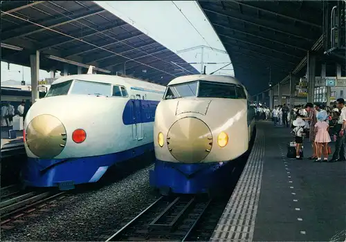 Japan Bullet Trains at Tokyo Central Railroad Station, Eisenbahn Japan 1980