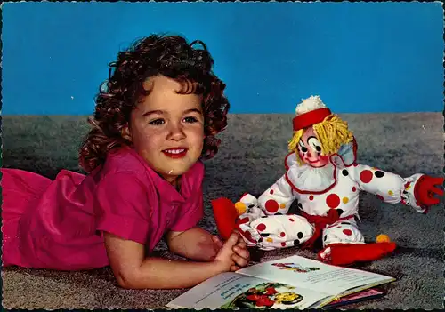Menschen Soziales Leben & Kinder: Mädchen mit Clown beim Lesen 1970