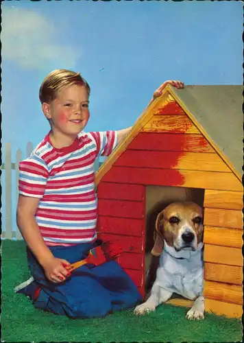 Menschen Soziales Leben & Kinder: Kind Junge mit Hund in Hundehütte 1970