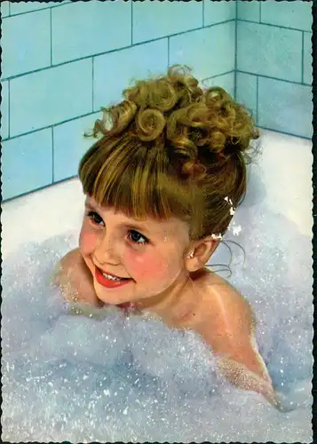 Menschen Soziales Leben & Kinder: Kind Mädchen i.d. Badewanne Baden 1970