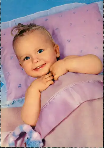 Menschen Soziales Leben & Kinder: Kleinkind im Bettchen mit Stofftier 1970