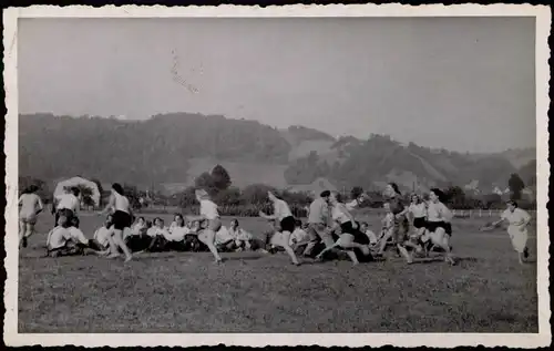 Foto  Gruppe beim Sport Frauen bei Sportübungen 1956 Privatfoto Foto