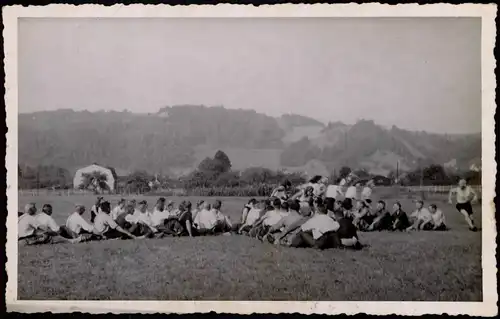 Foto  Gruppe beim Sport - Übungen 1956 Privatfoto Foto