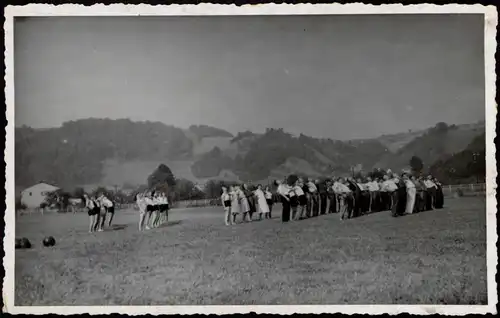 Gruppe beim Sport Männer und Frauen Übungen 1956 Privatfoto Foto