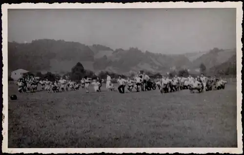 Gruppe beim Sport, Männer und Frauen - Hüpfen 1956 Privatfoto Foto