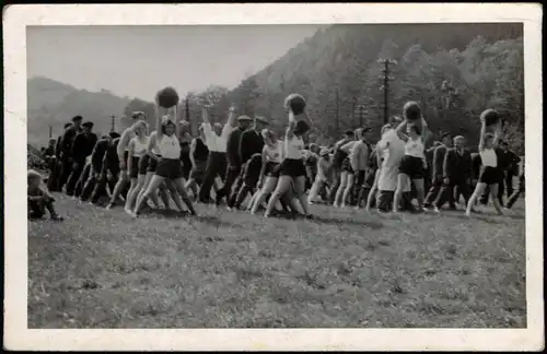Gruppe beim Sport Frauen und Männer Riege Medizinball 1956 Privatfoto Foto