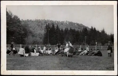 Gruppe beim Sport - sitzende Männer und Frauen 1956 Privatfoto Foto