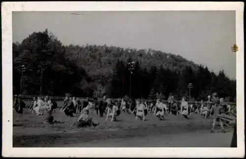 Gruppe beim Sport hüpfende Männder und Frauen 1956 Privatfoto Foto