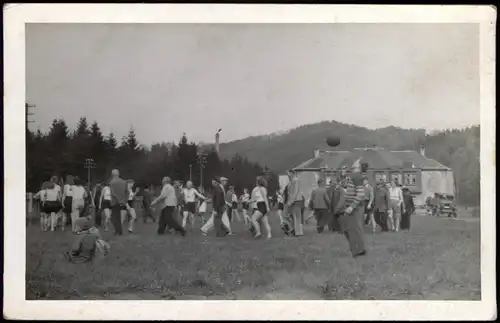 Gruppe beim Sport Männer Frauen LKW und Haus 1956 Privatfoto Foto