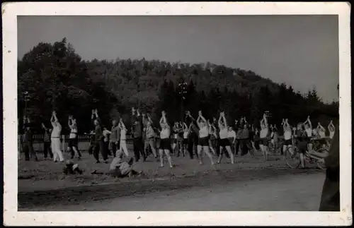 Gruppe beim Sport Turnübung Männer Frauen DDR 1956 Privatfoto Foto
