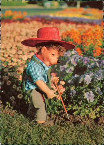 Ansichtskarte  Mecki (Igel-Figur) mit Hut bei der Garten-Arbeit 1959