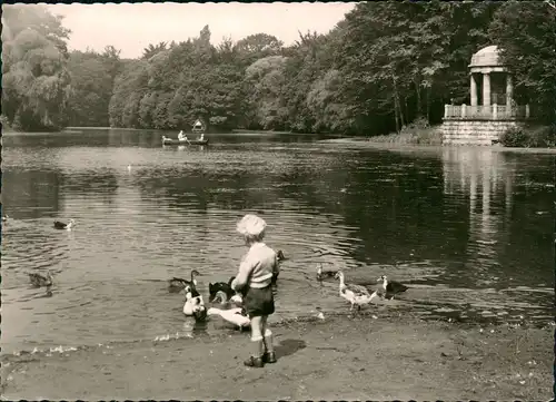 Krefeld Crefeld Stadtpark Stadtwald Teich mit Ruderboot u. kl. Tempel 1960