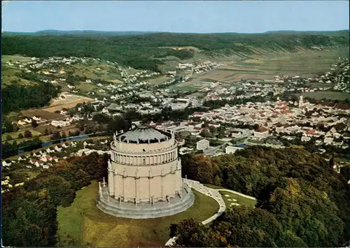 Ansichtskarte Kelheim Befreiungshalle vom Flugzeug aus, Luftaufnahme 1977