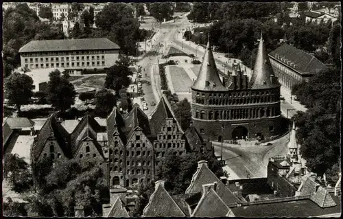 Ansichtskarte Lübeck Holstentor und Salzspeicher vom Flugzeug aus 1964