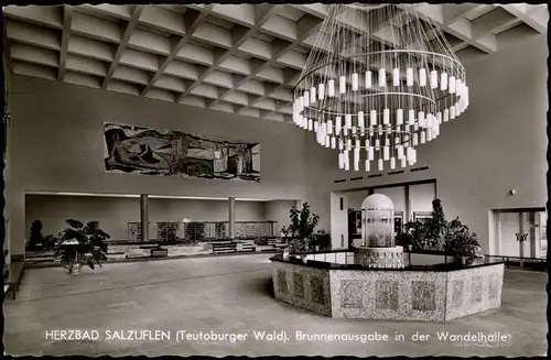 Ansichtskarte Bad Salzuflen Brunnenausgabe in der Wandelhalle 1963