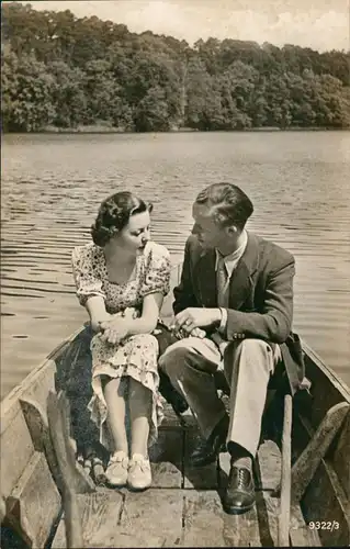 Ansichtskarte  Liebe Liebespaar Mann und Frau im Ruderboot 1950