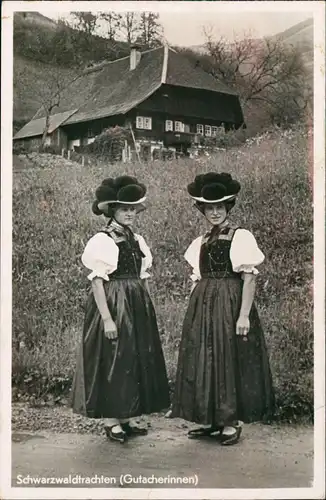 Gutach (Schwarzwaldbahn) Frauen in Tracht vor Schwarzwaldhaus 1930