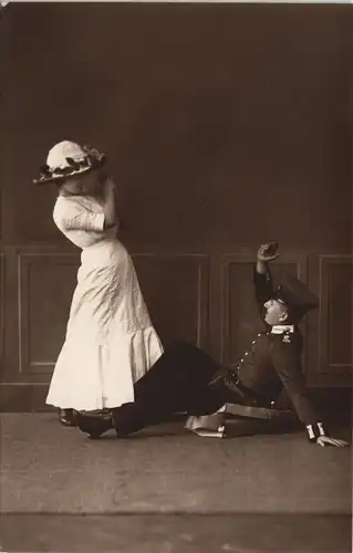 Soldat liegt vor Frau in feiner Kleidung - Militaria Atelierfoto 1916