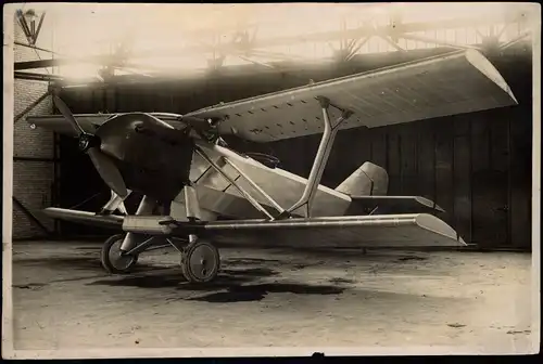 Flugzeug Airplane Avion Doppeldecker in einer Halle 1919 Privatfoto