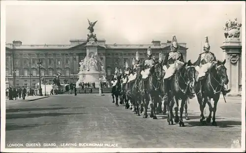 Postcard London QUEEN'S GUARD LEAVING BUCKINGHAM PALACE 1955