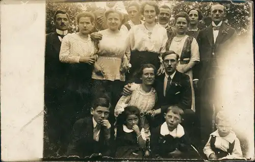 Menschen Soziales Leben Gruppenfoto von Männern mit Frauen 1920 Privatfoto