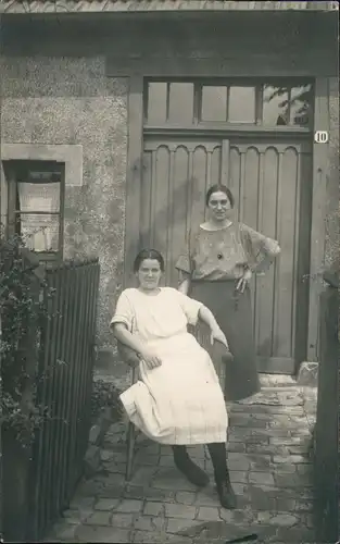 Menschen Soziales Leben: Frauen posieren am Haus-Eingang 1920 Privatfoto