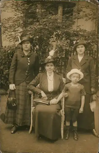 Menschen Soziales Leben: Frauen mit Kind (alle mit Hüten) 1920 Privatfoto