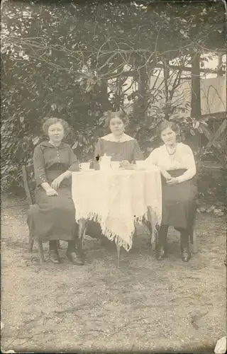 Menschen Soziales Leben: Frauen beim Mittags-Kaffee im Garten 1910 Privatfoto