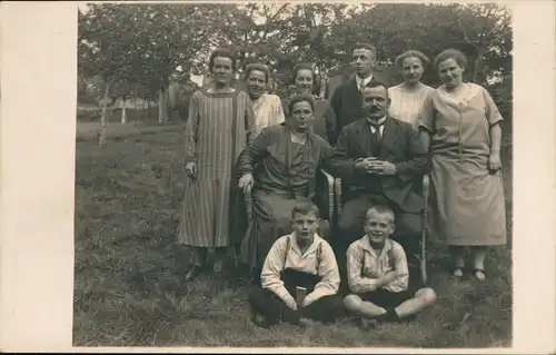 Menschen Soziales Leben: Gruppenfoto Männer Frauen Kinder 1920 Privatfoto