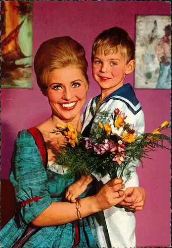 Menschen Soziales Leben Familienfotos: Mutter mit Sohn u. Blumen 1970