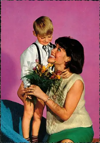 Menschen Soziales Leben Familienfotos: Mutter mit Kind, Sohn, Blumen 1970