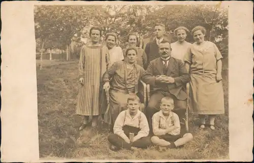 Soziales Leben: Familienfoto mit Erwachsenen u. Kindern 1920 Privatfoto