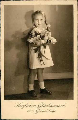 Glückwunsch Geburtstag Birthday; Kind Mädchen als Gratulant mit Blumen 1950