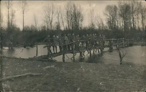 Militär Propaganda Privataufnahmen: Soldaten Brückenbau ca. 1. Weltkrieg 1915